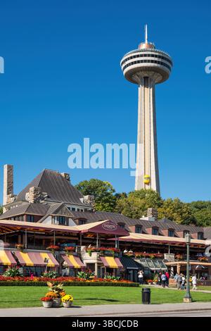 Souvenirladen, Restaurant und Skylon Tower in der Innenstadt von Niagara Falls, Ontario, Kanada. Stockfoto