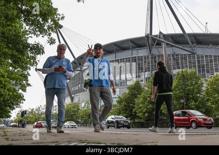 Manchester, Großbritannien. Mai 2025. Manchester City Fans außerhalb des Etihad Stadions während des Premier League-Spiels Manchester City gegen Bournemouth im Etihad Stadium, Manchester, Großbritannien, 20. Mai 2025 (Foto: Mark Cosgrove/News Images) in Manchester, Großbritannien am 20. Mai 2025. (Foto: Mark Cosgrove/News Images/SIPA USA) Credit: SIPA USA/Alamy Live News Stockfoto