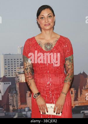 Deutsche Fernsehmoderatorin Lina van de Mars auf dem roten Teppich zur Spendengala der 9. GRK Charity am 27. August 2016 im Hotel The Westin Leipzig Stockfoto
