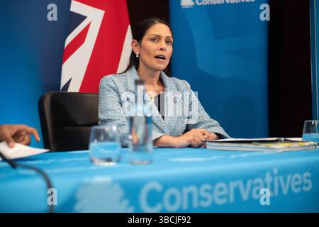 London, Großbritannien. 19. Mai 2025. Priti Patel – Schattensekretär für auswärtige Angelegenheiten, Commonwealth- und Entwicklungsfragen des Vereinigten Königreichs – spricht auf einer Pressekonferenz Stockfoto