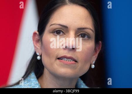London, Großbritannien. 19. Mai 2025. Priti Patel – Schattensekretär für auswärtige Angelegenheiten, Commonwealth- und Entwicklungsfragen des Vereinigten Königreichs – spricht auf einer Pressekonferenz Stockfoto