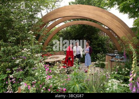 Chelsea, London, Großbritannien. Mai 2025. Show Garden, The London Square Chelsea Pensioners Garden bei der RHS Chelsea Flower Show Chelsea, London entworfen von Dave Green, Sponsor London Square, Contractor PC Landscapes. Quelle: Maureen McLean/Alamy Live News Stockfoto
