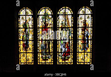 Eine detaillierte Ansicht der Glasfenster in der Kathedrale von Saint Malo in der Bretagne in Frankreich Stockfoto