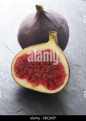 Frische Bio Feigen auf dunklem Schiefer Hintergrund, Closeup, erschossen Stockfoto