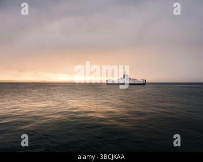Largs, Schottland, Vereinigtes Königreich, 10. Mai 2025, mV Loch Shira Ferry auf dem Weg von Largs nach Cumbrae Stockfoto