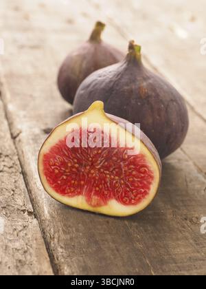 Frische Bio Feigen auf einem rustikalen Holztisch in der Küche Stockfoto