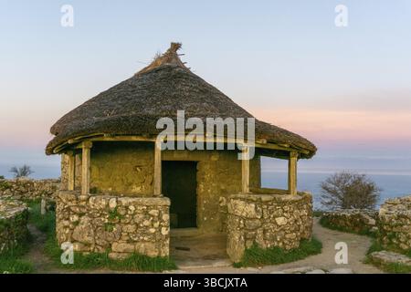 Spanien - 3. Dezember 2020: Nachbildung keltischer Hütten an der archäologischen Stätte Castro in A Guarda in Galicien Stockfoto