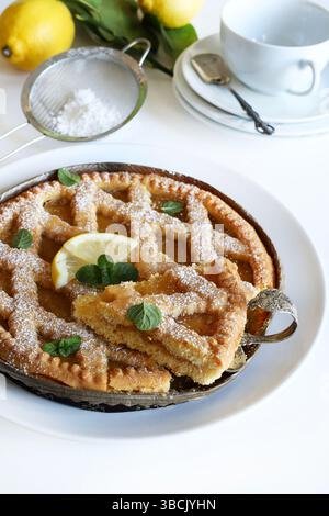 Hausgemachte Zitronentorte, ein Dessert aus Mürbteig und Zitronencreme, ideal zum Frühstück, als Snack oder als Dessert. Direkt darüber. Stockfoto