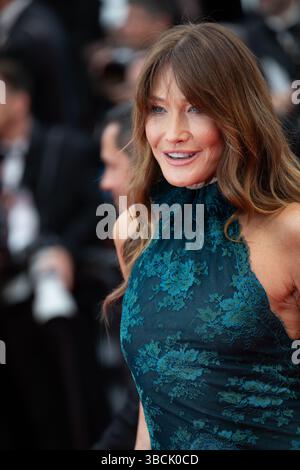 Cannes, Frankreich. Mai 2025. CANNES, FRANKREICH - 19. MAI: Carla Bruni besucht den „höchsten 2 niedrigsten“ roten Teppich beim 78. Jährlichen Filmfestival von Cannes im Palais des Festivals am 19. Mai 2025 in Cannes. CAP/KA © Kristina Afanasyeva/Capital Pictures Credit: Capital Pictures/Alamy Live News Stockfoto