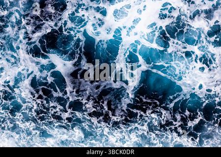 Oberflächenstruktur des Meerwassers. Blick aus der Vogelperspektive auf atemberaubendes Wasser mit Schaum. Stock Vektor