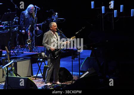 UK. Mai 2025. LONDON, ENGLAND - 19. MAI: Glenn Tilbrook tritt am 19. Mai 2025 in der Royal Albert Hall in London auf.CAP/MAR © MAR/Capital Pictures Credit: Capital Pictures/Alamy Live News Stockfoto