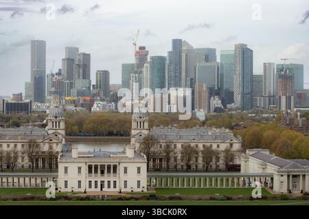 Ein architektonisches Panorama von London, das den starken Kontrast zwischen den klassischen Gebäuden des Royal Naval College im Vordergrund zeigt Stockfoto