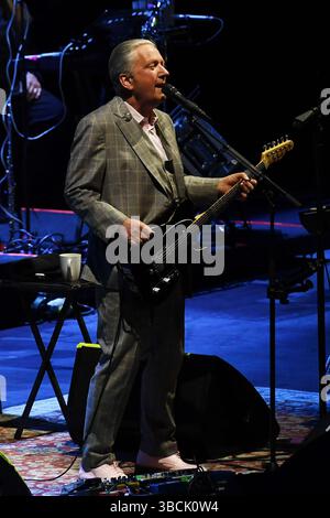 UK. Mai 2025. LONDON, ENGLAND - 19. MAI: Glenn Tilbrook tritt am 19. Mai 2025 in der Royal Albert Hall in London auf.CAP/MAR © MAR/Capital Pictures Credit: Capital Pictures/Alamy Live News Stockfoto