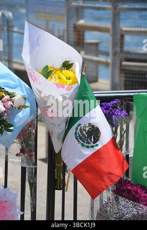 Provisorische Gedenkstätte für die beiden Seeleute, die getötet wurden, nachdem ein Ausbildungsschiff der mexikanischen Marine die Brooklyn Bridge in Lower Manhattan getroffen hatte. Stockfoto