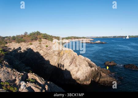 Die felsige Landschaft im Fort Wetherill State Park in Jamestown Rhode Island an sonnigen Tagen. Stockfoto