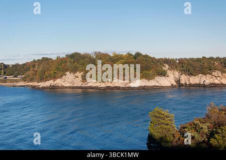Die felsige Landschaft im Fort Wetherill State Park in Jamestown Rhode Island an sonnigen Tagen. Stockfoto