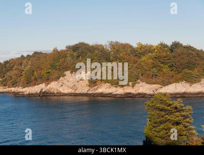 Die felsige Landschaft im Fort Wetherill State Park in Jamestown Rhode Island an sonnigen Tagen. Stockfoto