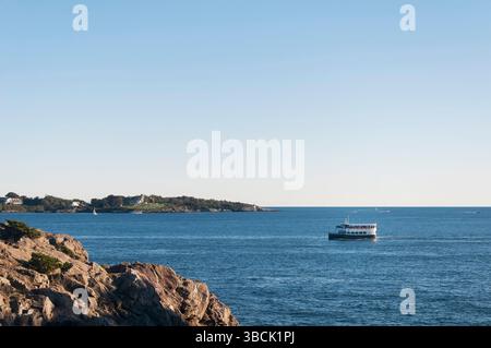 Eine Passagierfähre in der Narragansett Bay zwischen jamestown und newport rhode Island an einem sonnigen Tag. Stockfoto