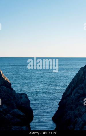 Die felsige Landschaft im Fort Wetherill State Park in Jamestown Rhode Island an sonnigen Tagen. Stockfoto