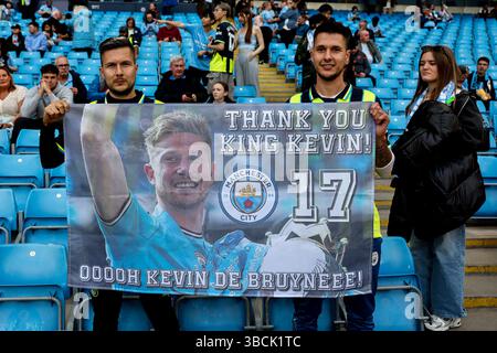 Fans von Manchester City halten vor dem Premier League-Spiel Manchester City gegen Bournemouth im Etihad Stadium, Manchester, Großbritannien, 20. Mai 2025 ein Kevin de Bruyne-Banner (Foto: Mark Cosgrove/News Images) Stockfoto