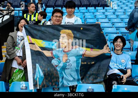 Fans von Manchester City halten vor dem Premier League-Spiel Manchester City gegen Bournemouth im Etihad Stadium, Manchester, Großbritannien, 20. Mai 2025 ein Kevin de Bruyne-Banner (Foto: Mark Cosgrove/News Images) Stockfoto