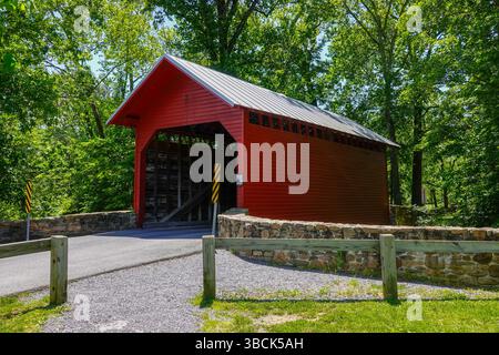 USA Maryland Thurmont die 1856 erbaute Roddy Road Covered Bridge erstreckt sich über Owen's Creek im Frederick County Stockfoto