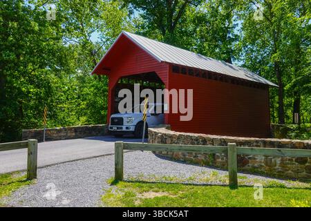 USA Maryland Thurmont die 1856 erbaute Roddy Road Covered Bridge erstreckt sich über Owen's Creek im Frederick County Stockfoto