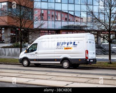 OSTRAVA, TSCHECHISCHE REPUBLIK - 14. JANUAR 2019: Weißer Lieferwagen der Firma PPL, Partner des globalen DHL-Postdienstes, bei der Paketzustellung parkt. I Stockfoto