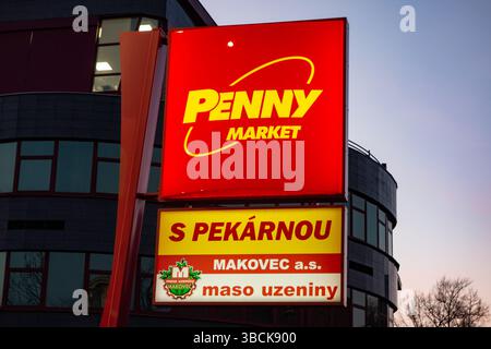 OSTRAVA, TSCHECHISCHE REPUBLIK - 18. FEBRUAR 2019: Das hinterleuchtete Banner des Lebensmittelgeschäfts Penny Market in Ostrava während eines wunderschönen Sonnenuntergangs und dunkelblauen s Stockfoto