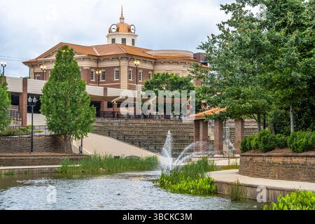 Blick vom Landing of the Bowl im Sugar Hill Amphitheater mit dem Sugar Hill City Hall darüber und dahinter im Zentrum von Sugar Hill, Georgia. (USA) Stockfoto