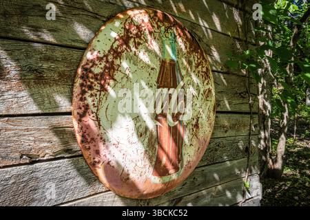Vintage Coca-Cola Blechschild an der Seite der alten Hütte in Sharptop Cove in Jasper, Georgia. (USA) Stockfoto