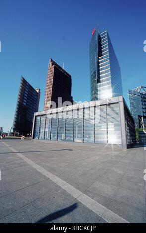 Turmblöcke am Potsdamer Platz, Berlin, Hochhäuser am Potsdamer Platz und Linie der ehemaligen Mauer, Berlin-Tiergarten, Deutschland, Europa Stockfoto