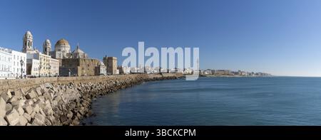 Cadiz, Spanien - 16. Januar 2021: Panorama-Stadtansicht der Altstadt von Cadiz Stockfoto