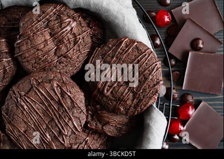 Schüssel voll mit Triple Chocolate Cherry Cookies Nahaufnahme: Direkt über Schokoladenkirschkeksen mit Stücken dunkler Schokolade und kandierten Kirschen Stockfoto