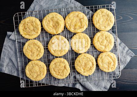 Rosmarin-Lemon Sugar Cookies auf Wire Cooling Rack: Direkt über frisch gebackenen, hausgemachten Zuckerkeksen, die auf einem Wire Rack gekühlt werden Stockfoto