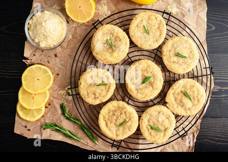 Rosmarin-Lemon Sugar Plätzchen auf Round Wire Cooling Rack: Direkt über frisch gebackenen, hausgemachten Zuckerkeksen, die auf einem Wire Rack gekühlt werden Stockfoto
