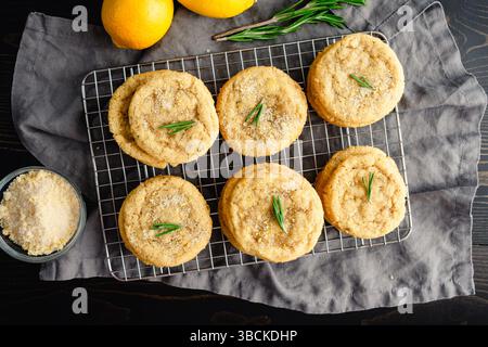Rosmarin-Lemon Sugar Cookies gestapelt auf einem Drahtgestell: Direkt über Stapeln frisch gebackener selbstgemachter Zuckerkekse auf einem Drahtgestell Stockfoto