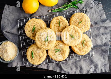 Rosmarin-Lemon Sugar Cookies gestapelt auf einem Drahtgestell: Direkt über Stapeln frisch gebackener selbstgemachter Zuckerkekse auf einem Drahtgestell Stockfoto
