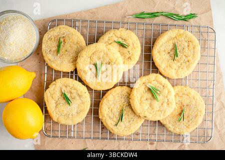 Rosmarin-Lemon Sugar Cookies Cooling on a Wire Rack: Direkt über einem halben Dutzend frisch gebackener, hausgemachter Zuckerkekse auf einem Wire Cooling Rack Stockfoto