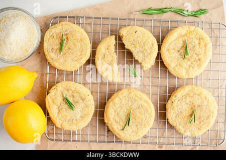 Rosmarin-Lemon Sugar Cookies Cooling on a Wire Rack: Direkt über einem halben Dutzend frisch gebackener, hausgemachter Zuckerkekse auf einem Wire Cooling Rack Stockfoto