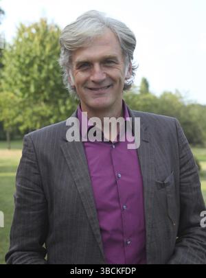 Der deutsche Schauspieler und Filmproduzent Walter Sittler spricht im Gespräch Stockfoto