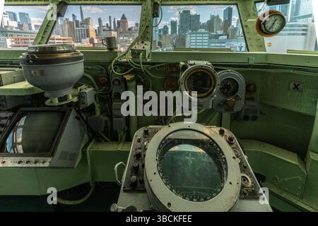 New York City, USA, 21. August 2024. Die Navigations- und Kommandobrücke der USS Intrepid, ein ehemaliger Flugzeugträger, heute Intrepid Sea, Air and Space Stockfoto