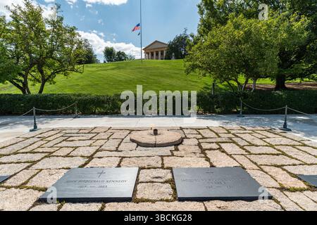 Arlington, USA, 20. August 2024. Grabmacher von Präsident John F. Kennedy und Jacqueline Kennedy Onassis auf dem Arlington National Cemetery. Stockfoto