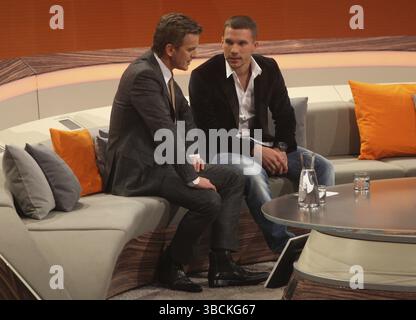 Moderator Markus Lanz mit Lukas Podolski in der ZDF-TV-Sendung Wetten, dass? Am 09.11.2013 in Halle/Saale, Moderator Markus Lanz mit Lukas Podolski an Stockfoto