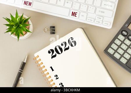 Jahr 2026. Neue Pläne und Herausforderungen für das neue Jahr. Business-Notizbuch auf dem Schreibtisch mit Datum 2026 und auszufüllenden Unterelementen. Rechner Computertastatur mit wor Stockfoto