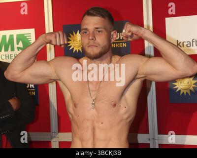 Paul Wall (Super Welterweight Berlin) beim offiziellen Wiegen vor dem SES Boxing Boxing Abend am 14. Mai 2022 (Wiegh-in am 13. Mai 2022) in t Stockfoto