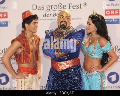 Hauptdarsteller des Disney-Musicals Aladdin bei der ARD-TV-Show The Big Festival of the Best 2016 am 09.01.2016 in Berlin, Hauptdarsteller der Disney musica Stockfoto