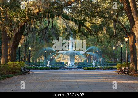 Der Brunnen im Forsyth Park in Savannah Georgia an einem frühen Frühlingsmorgen Stockfoto