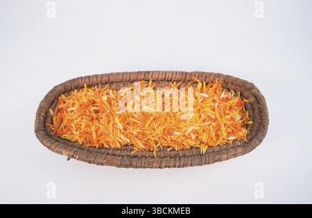 Garten Ringelblume im Korb, gewöhnliche Ringelblume (Calendula officinalis), Blütenblätter im Korb, Blumen, Gartenpflanzen Heilkräuter, Asteraceae, Heade Stockfoto