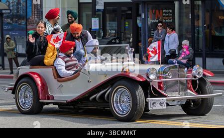 Sikhs in einem Oldtimer bei der Victoria Day Parade am 19. Mai 2025 in Victoria, British Columbia, Kanada. Stockfoto